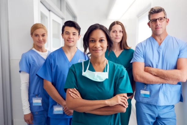 Equipo de profesionales médicos en el pasillo de una clínica